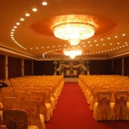 The Shelton Grand Hotel Bangalore Exteriör bild