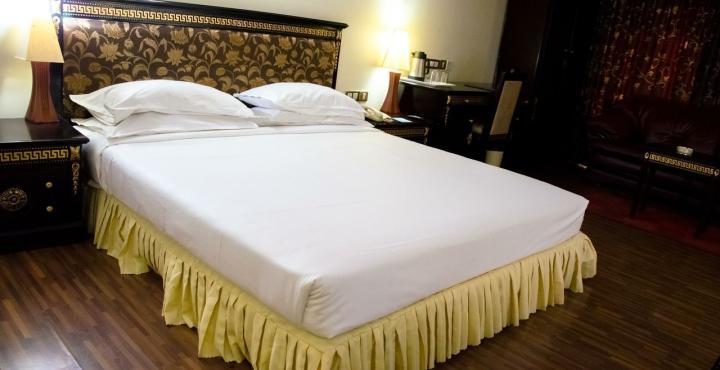 The Shelton Grand Hotel Bangalore Exteriör bild