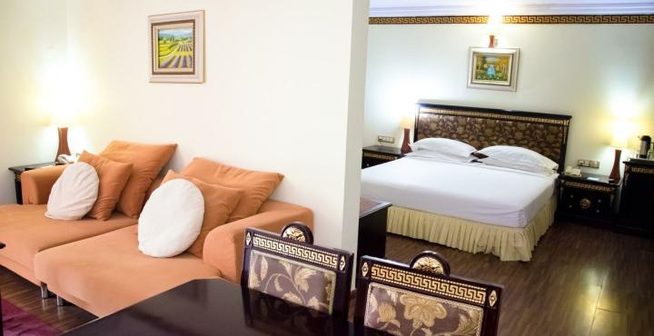 The Shelton Grand Hotel Bangalore Exteriör bild