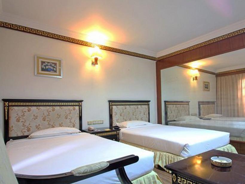 The Shelton Grand Hotel Bangalore Exteriör bild